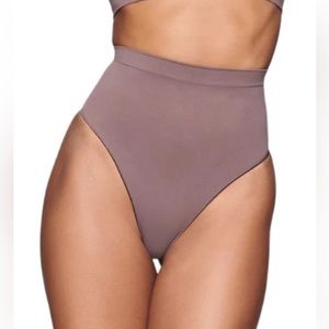 SKIMS NEW IN ORIGINAL PACKAGING SCULPTING MID WAIST THONG-UMBER